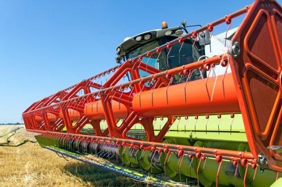 Travaux agricoles pour préparer la terre aux semis à Broons