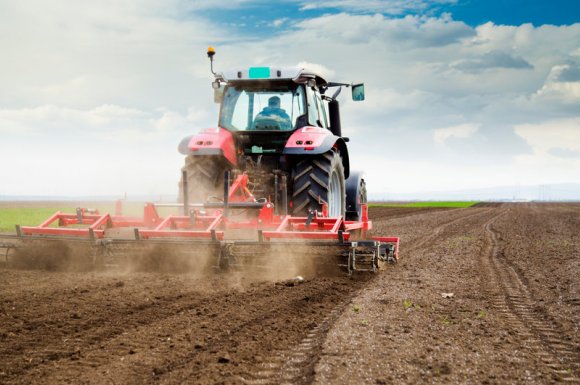 Travaux agricoles pour labourer la terre à Broons