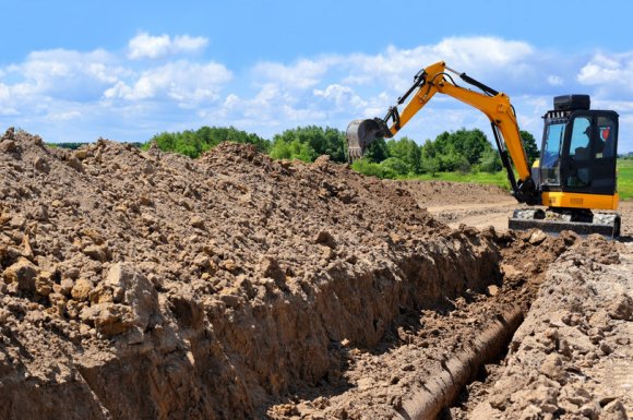 Terrassement de terrain en pente pour construction de maison individuelle à Dinan