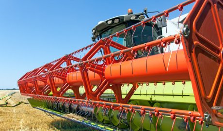 Travaux agricoles pour préparer la terre aux semis à Broons