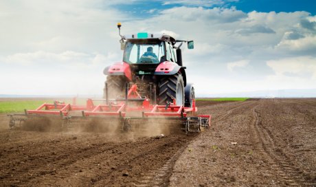 Travaux agricoles pour labourer la terre à Broons