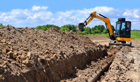 Terrassement de terrain en pente pour construction de maison individuelle à Dinan